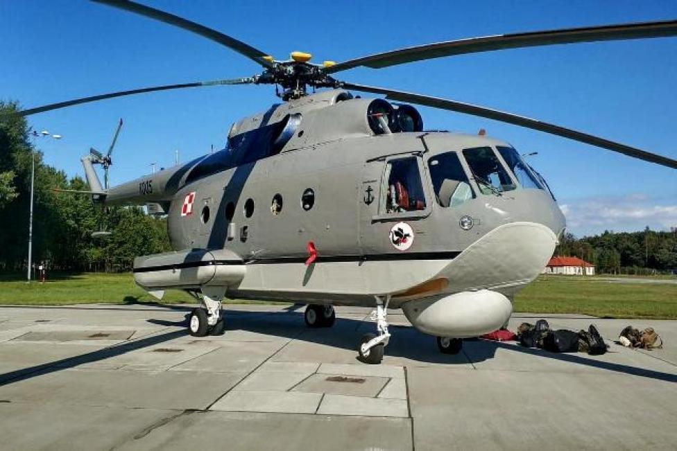 Śmigłowiec zwalczania okrętów podwodnych Mi-14PŁ nr 1005 po lądowaniu na lotnisku w Darłowie (fot. kmdr ppor. Ireneusz Steciuk)