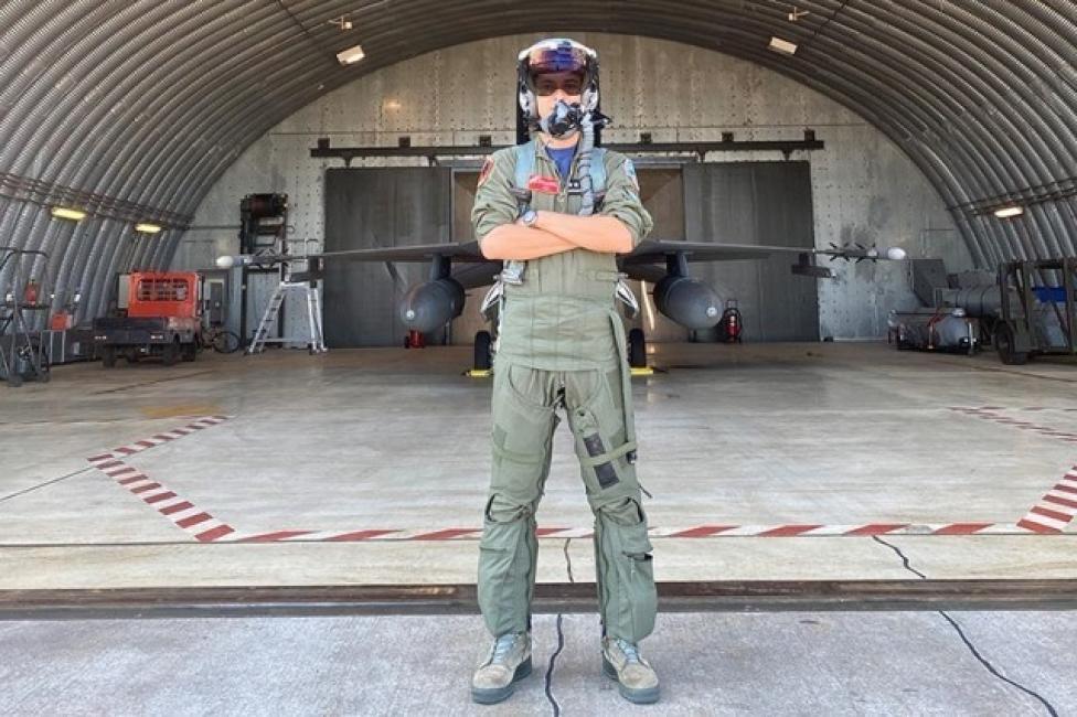 "Sox", pilot F-16 przed hangarem (fot. Staff Sgt. Jonathan Snyder)