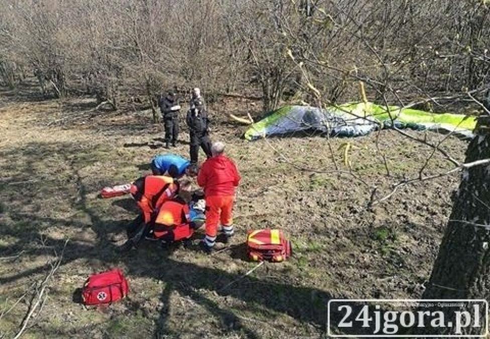 Spadł paralotniarz w okolicach Chrośnicy (fot. Redakcja 24jgora.pl)