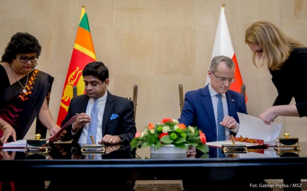 Podpisanie umowy z Rządem Demokratyczno-Socjalistycznej Republiki Sri Lanki o transporcie lotniczym (fot. Gabriel Piętka/MSZ)
