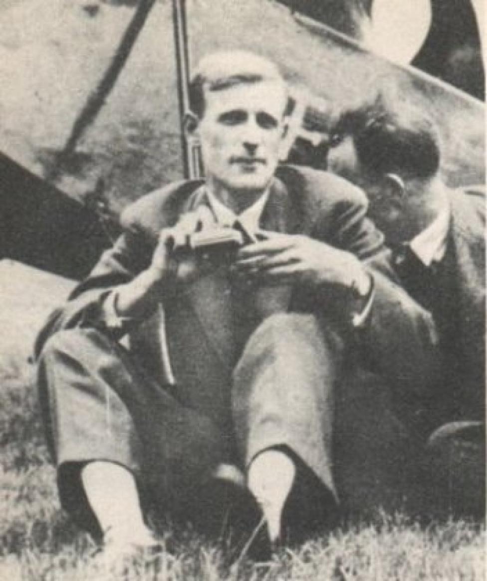 Stanisław Prauss przy samolocie RWD (Źródło: Glass A. ”Samolot rozpoznawczo-bombardujący PZL-23 Karaś”. Wydawnictwo MON)