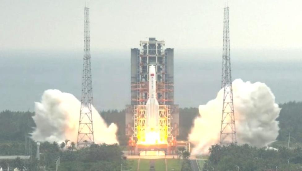 Start rakiety Długi Marsz 5B (fot. kadr z filmu na youtube.com)