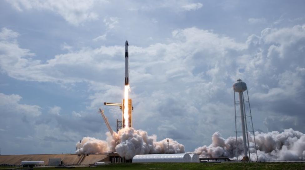 Start rakiety SpaceX Falcon 9 wynoszącej kapsułę Crew Dragon (fot. NASA / Bill Ingalls)