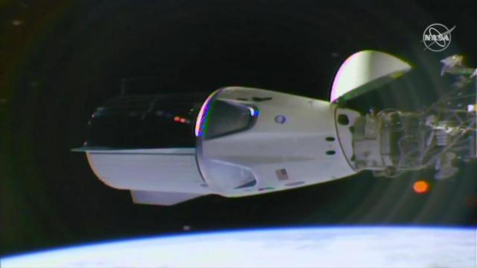 Statek kosmiczny SpaceX Crew Dragon po raz pierwszy zacumował do Międzynarodowej Stacji Kosmicznej (ISS) (fot. NASA/Twitter)