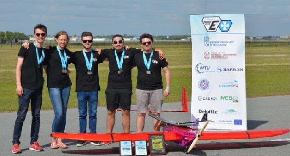 Studenci Politechniki Rzeszowskiej zdobyli 3 medale na zawodach lotniczych w USA (fot. EUROAVIA Rzeszów)