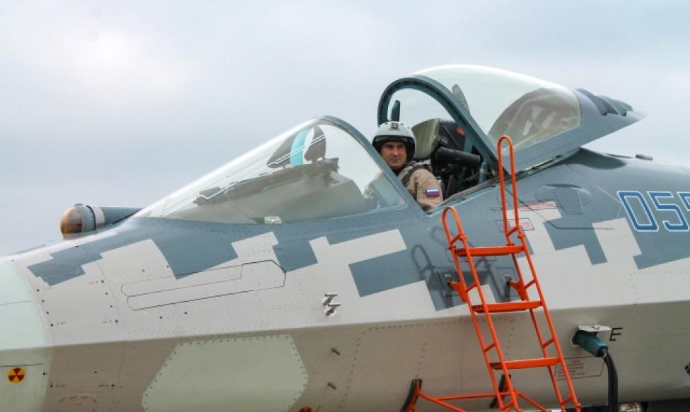 Su-57 - widok z bliska na kabinę i pilota za sterami (fot. uacrussia.ru)