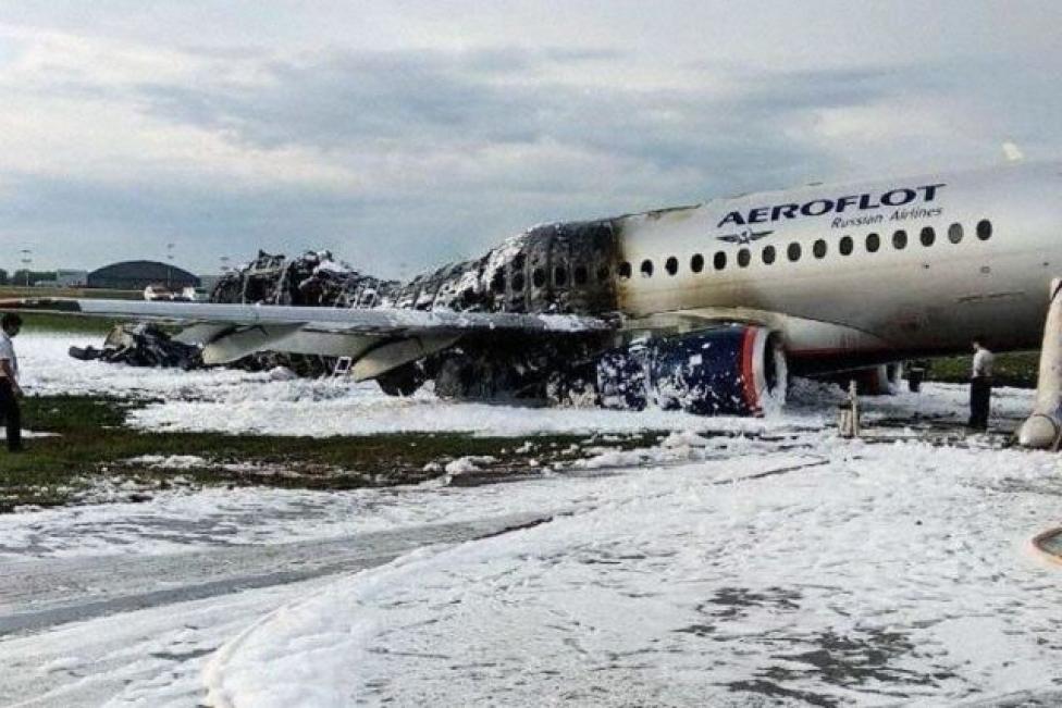 Sukhoi Superjet 100-95 Aeroflotu po ugaszeniu pożaru po lądowaniu na lotnisku Szeremietiewo (fot. avherald.com)