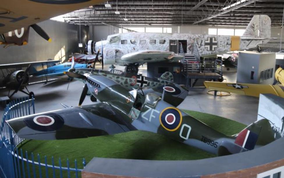 Supermarine Spitfire w hangarze (fot. Muzeum Lotnictwa Polskiego)