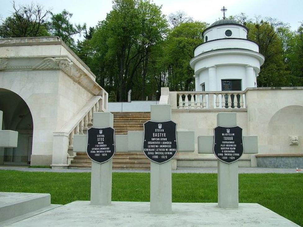 Symboliczny grób polskich lotników na Cmentarzu Obrońców Lwowa (fot. Stako/CC-BY-SA-3.0/Wikimedia Commons)