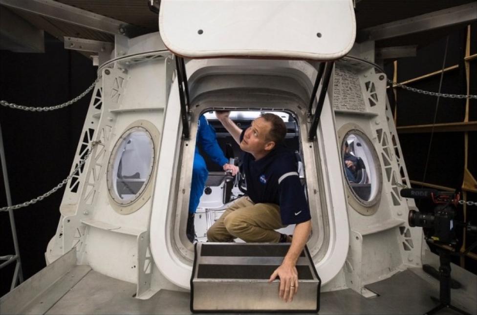 Szef NASA Jim Bridenstine odwiedził siedzibę SpaceX, aby zobaczyć postępy w pracy (fot. SpaceX/Twitter)