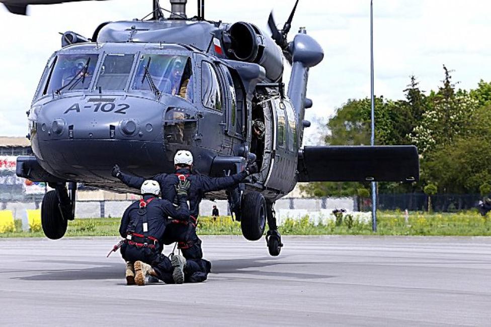 Szkolenie wysokościowe kontrterrorystów z wykorzystaniem policyjnego Black Hawka (fot. policja.pl)