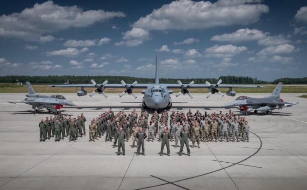 Polscy i amerykański żołnierze oraz samoloty po zakończonym szkoleniu z Aviation Detachment (fot. 31.BLT)
