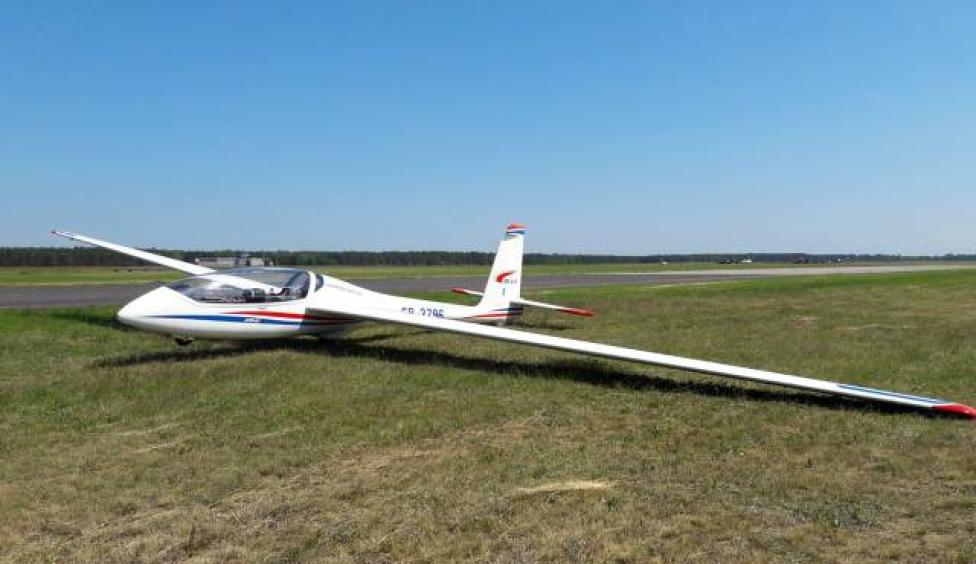 Szybowiec SZD 54 Perkoz należący do BB Aero na lotnisku w Białej Podlaskiej (fot. BB Aero)