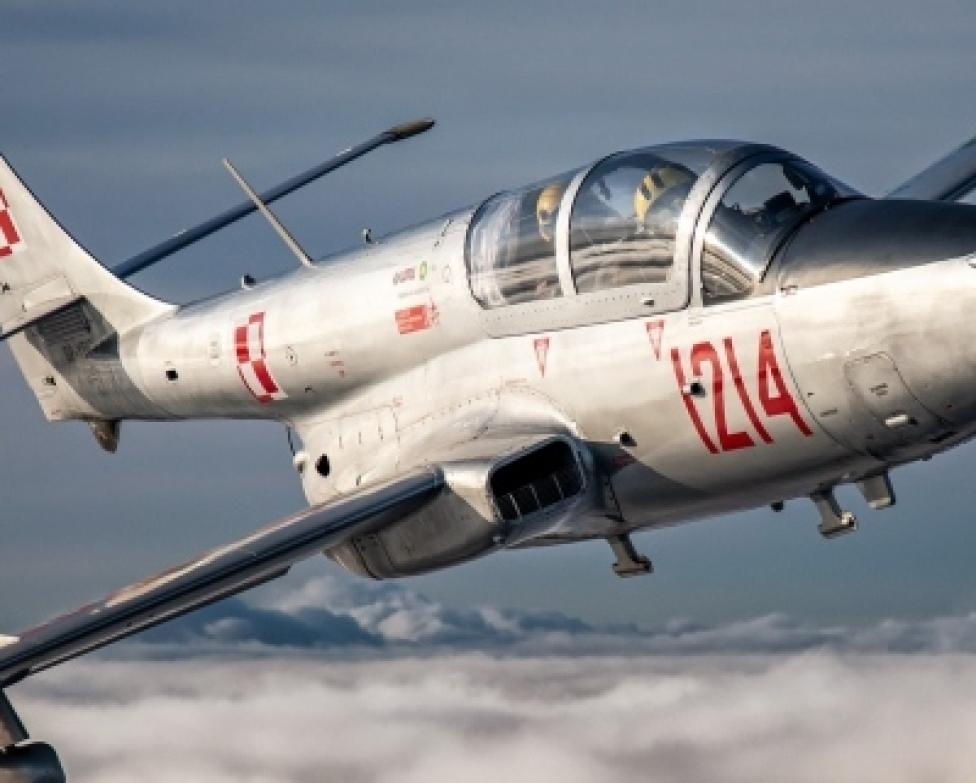 TS-11 Iskra w locie nad chmurami - widok z bliska (fot. azp.com.pl)