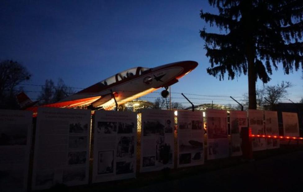 TS-11 Iskra w Muzeum Sił Powietrznych podświetlona przez system iluminacji (fot. muzeumsp.pl)