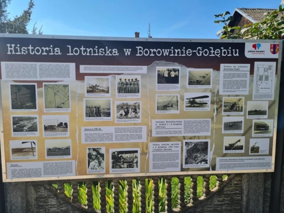Tablica informacyjna o lotnisku Borowina-Gołąb (fot. Urząd Gminy Puławy)