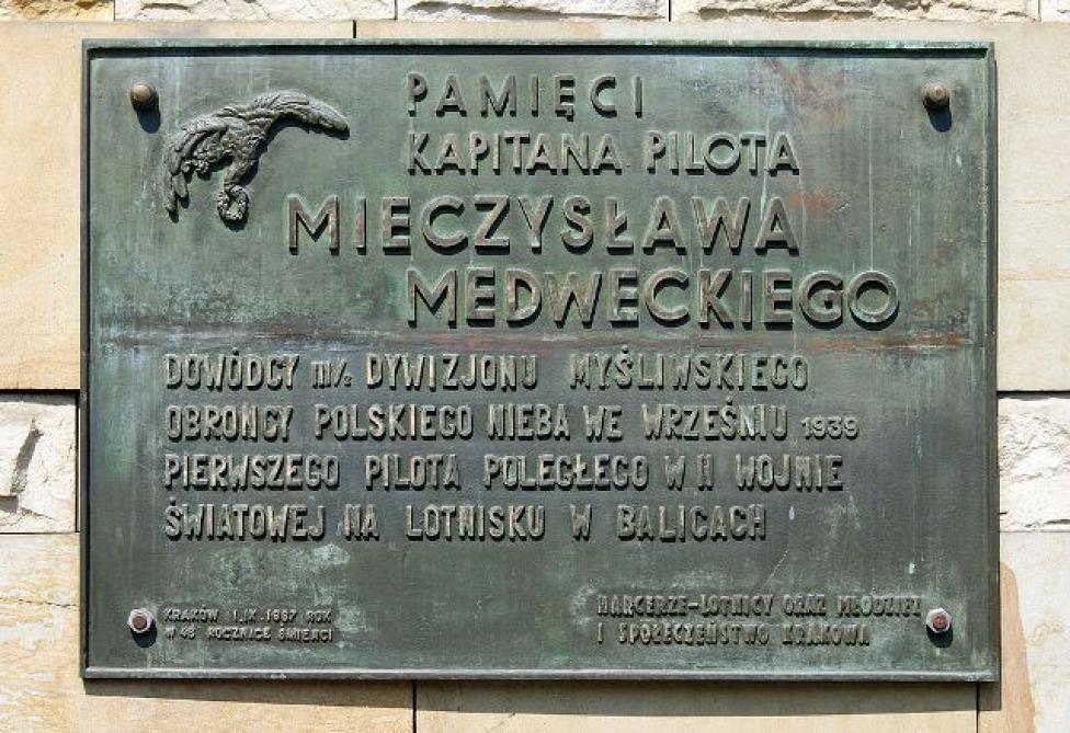 Tablica pamiątkowa w porcie lotniczym Kraków-Balice (fot. Zygmunt Put Zetpe0202/CC BY-SA 4.0/Wikimedia Commons)