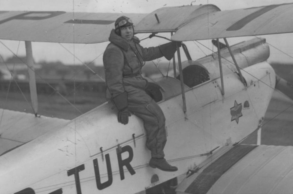 Tadeusz Pruszkowski siedzi na swoim prywatnym samolocie (fot. Ryś Jan/Narodowe Archiwum Cyfrowe)
