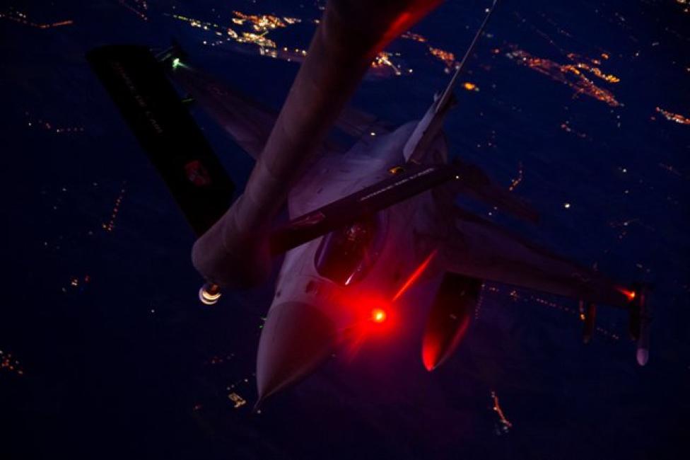 Tankowanie F-16 w powietrzu z samolotu KC-135 (fot. MON/Twitter)