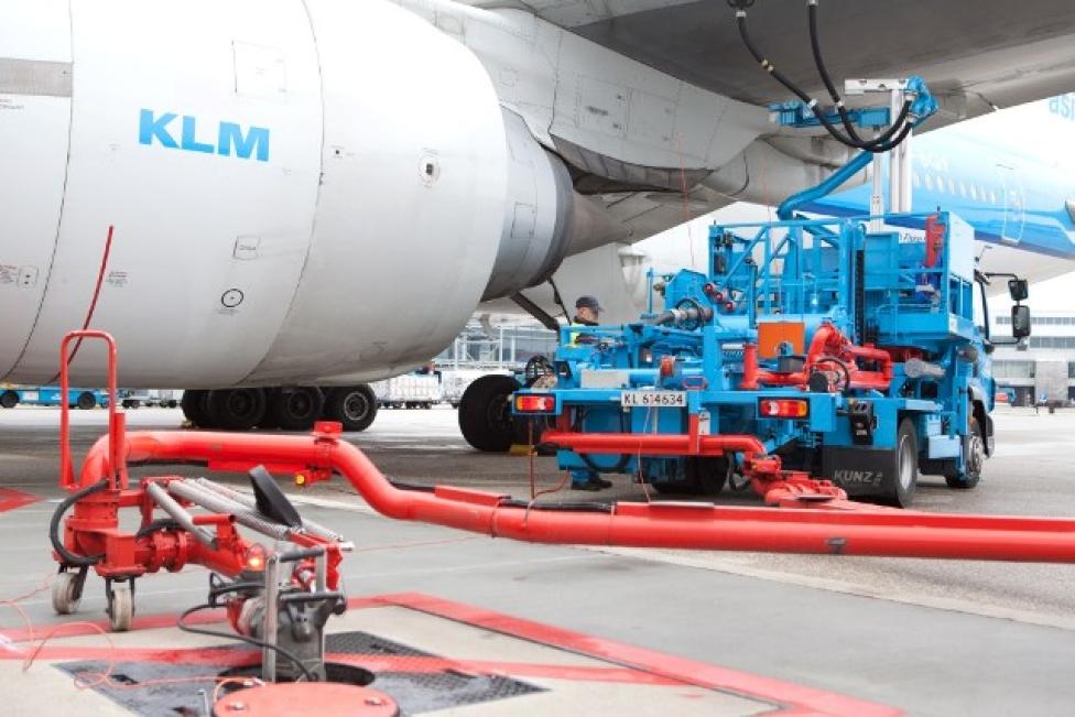 Tankowanie samolotu KLM paliwem lotniczym (SAF) na lotnisku Schiphol w Amsterdamie (fot. KLM)