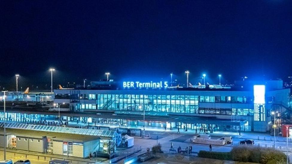 Terminal 5 BER w nocy (fot. ber.berlin-airport.de)