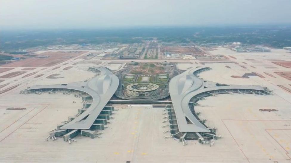 Tianfu International Airport w Chengdu - widok z góry (fot. kadr z filmu na youtube.com)
