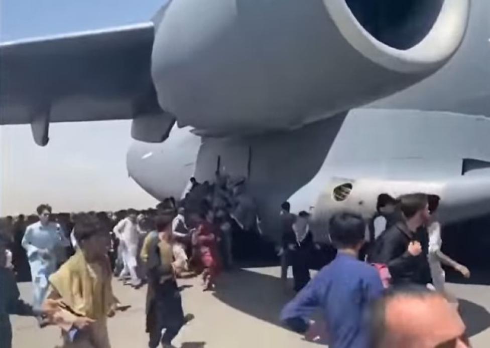 Tłum biegnący po asfalcie przy samolocie USA Air Force na lotnisku w Kabulu (fot. Kadr z filmu na youtube.com)