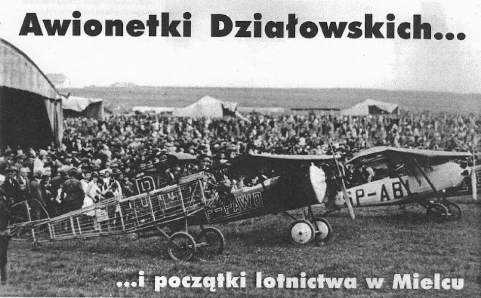 Tłum ludzi zwiedzających na krakowskim lotnisku samoloty Braci Działowskich (fot. cowiemechanikolotnictwie.blogspot.com)