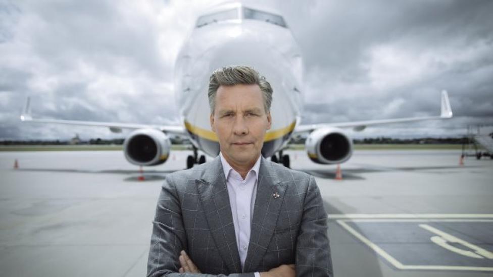 Tomasz Kloskowski, prezes Portu Lotniczego Gdańsk, na płycie lotniska przed samolotem (fot. airport.gdansk.pl)