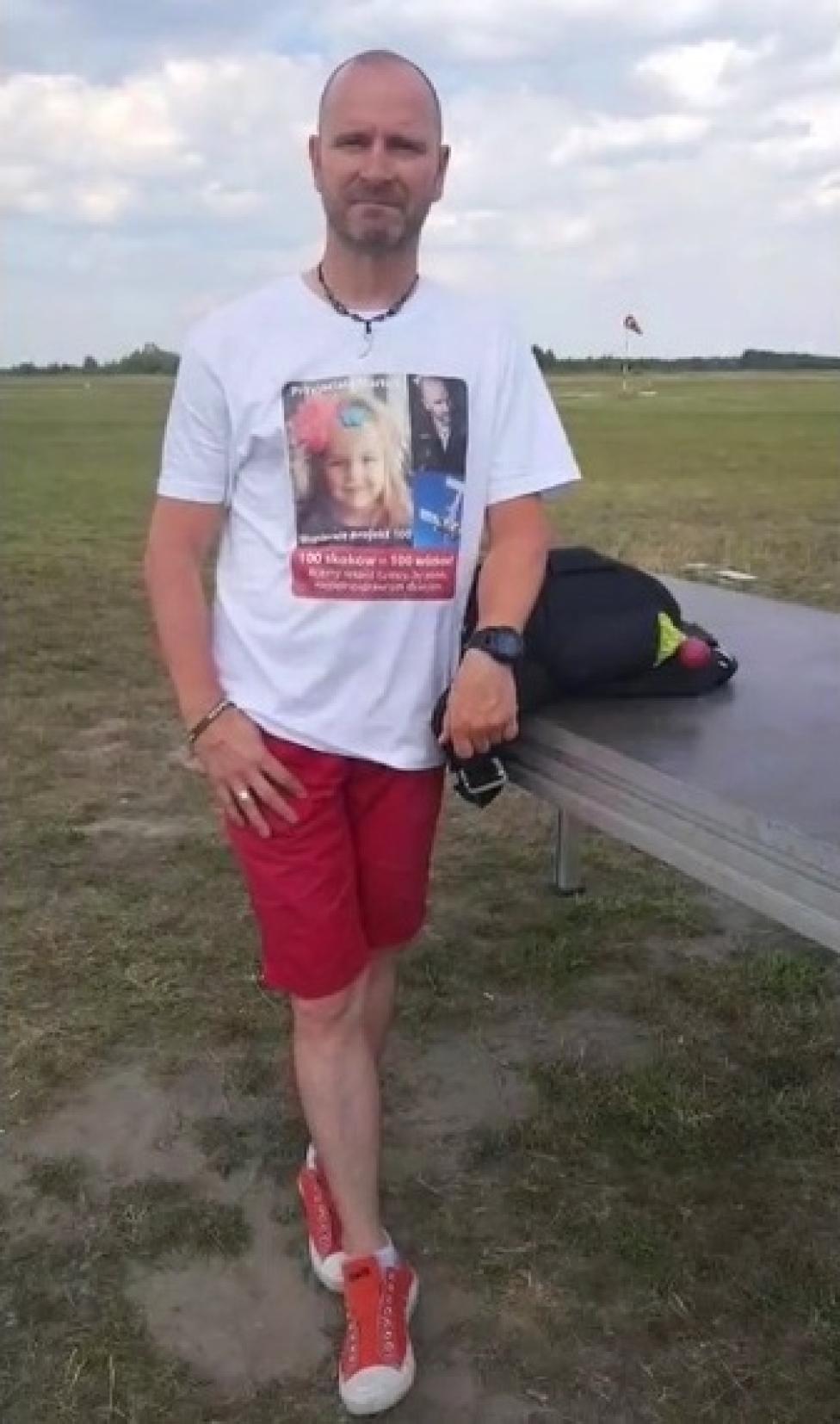 Tomasz Kozłowski na strefie spadochronowej SKY CAMP w Kazimierzu Biskupim (fot. kadr z filmu Onet LIVE)