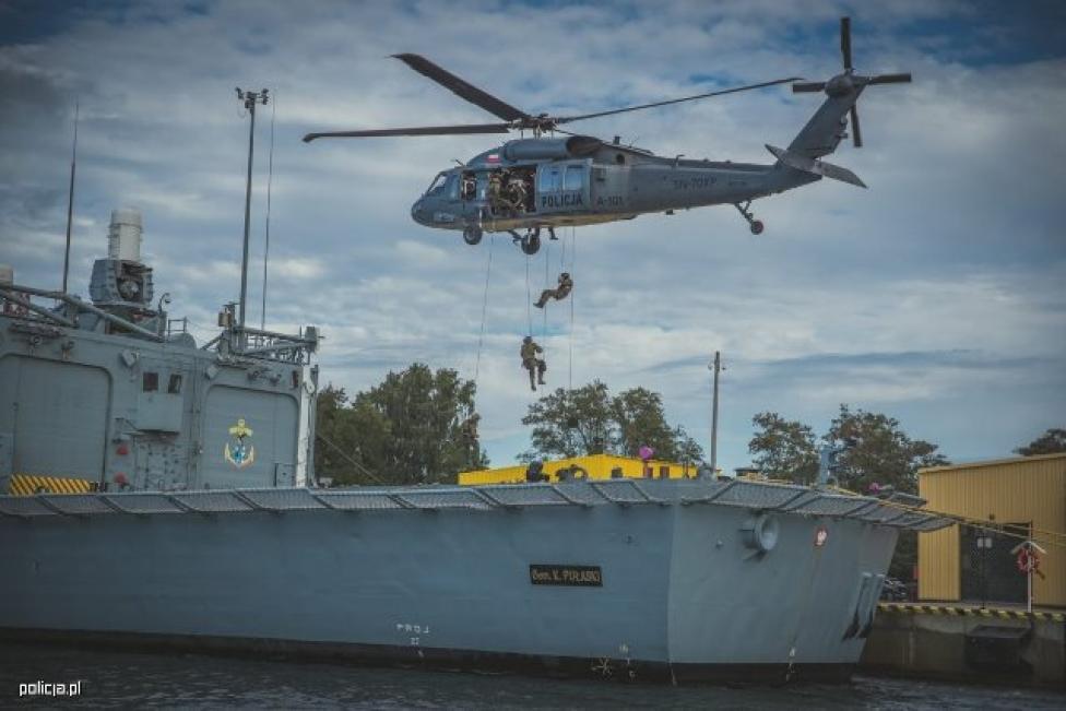 Trening na okręcie z udziałem policyjnego śmigłowca S-70i Black Hawk (fot. policja.pl)