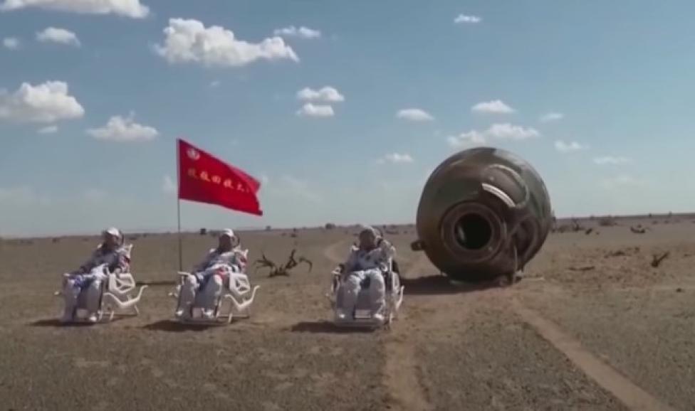 Trzej chińscy astronauci powrócili na Ziemię po 90 dniach spędzonych na stacji Tiangong (fot. kadr z filmu na youtube.com)