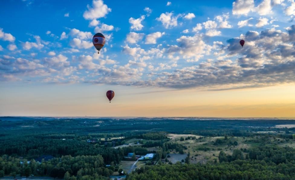 Trzy balony w locie (fot. balonowajura.pl)
