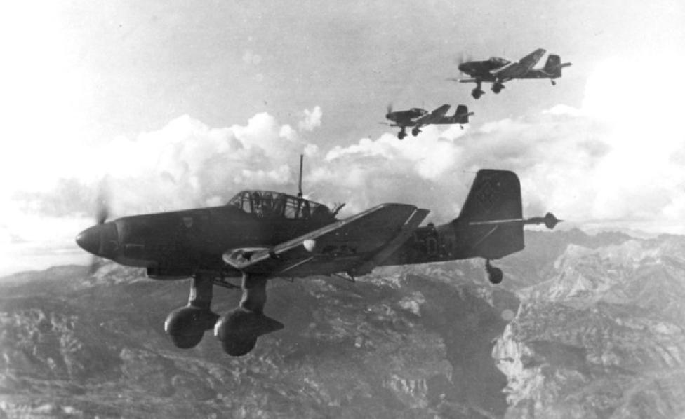 Trzy bombowce nurkujące Junkers Ju 87D-1 (Stuka) (fot. Karnath/Narodowe Archiwum Cyfrowe)