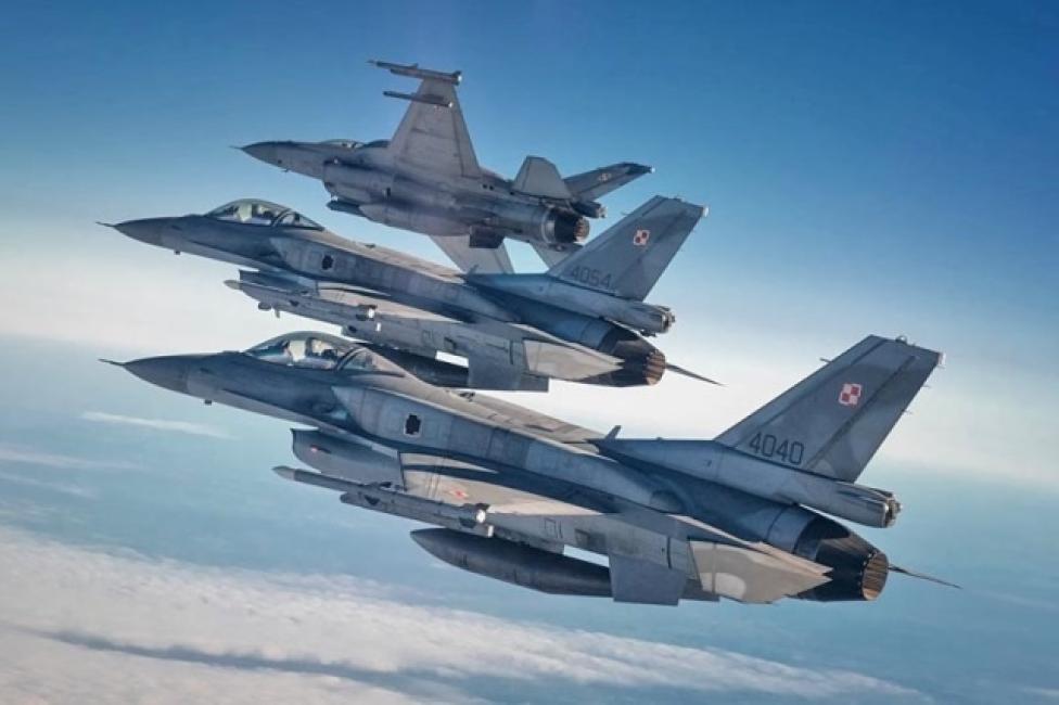 Trzy samoloty F-16 w locie - widok z boku (fot. kpt. Robert Filipczuk)
