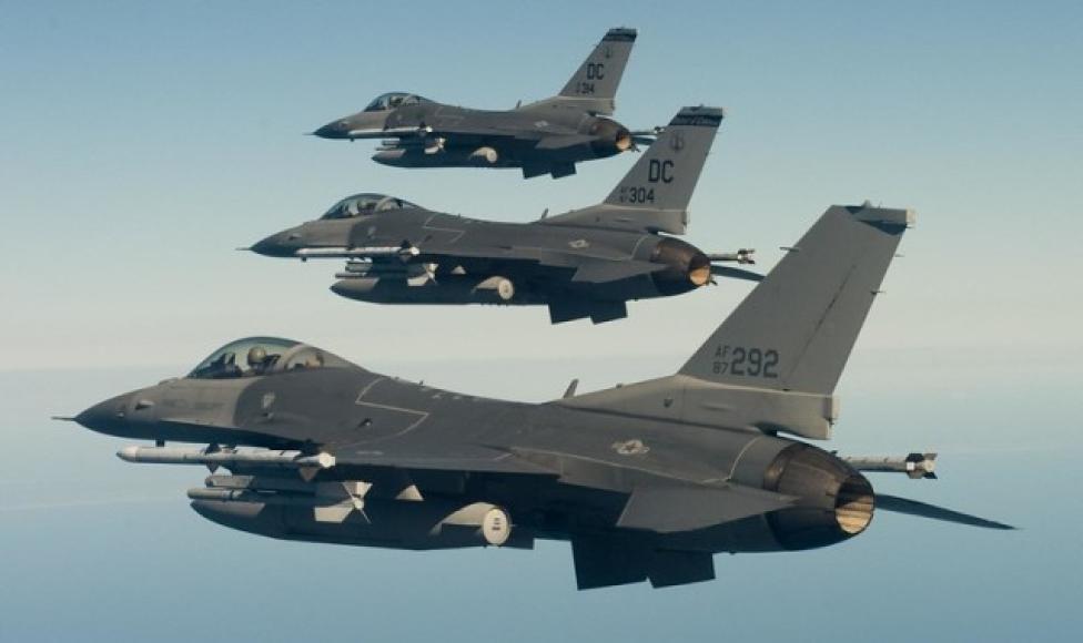 Trzy samoloty F16 w locie (fot. lockheedmartin.com)