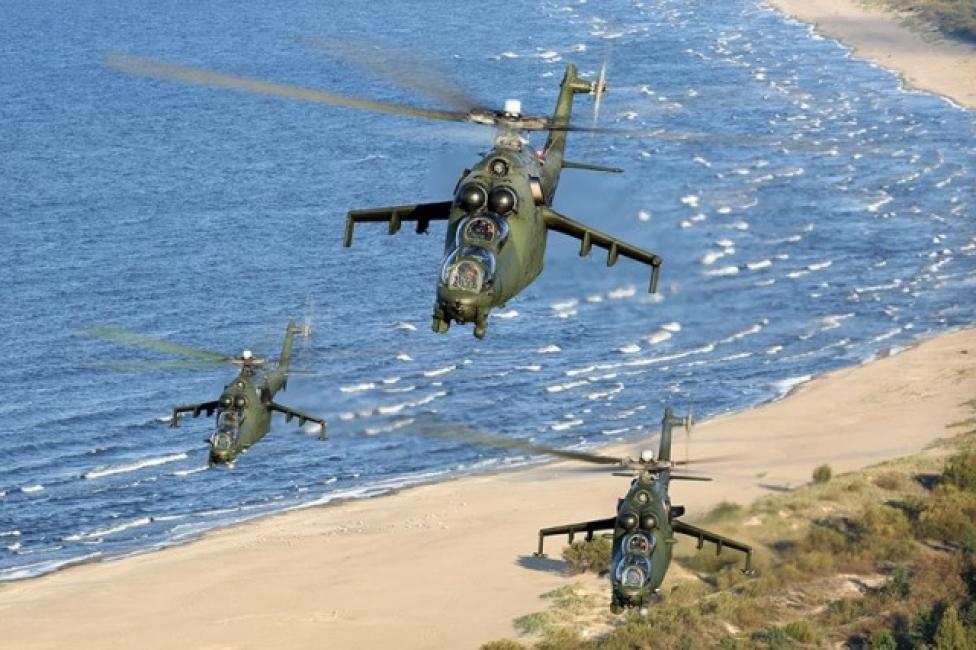 Trzy śmigłowce Mi-24 w locie nad brzegiem morza (fot. Bartek Bera)