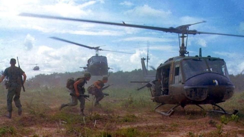  UH-1D w Wietnamie (fot. James K. F. Dung, SFC, Photographer/Domena publiczna/Wikimedia Commons)