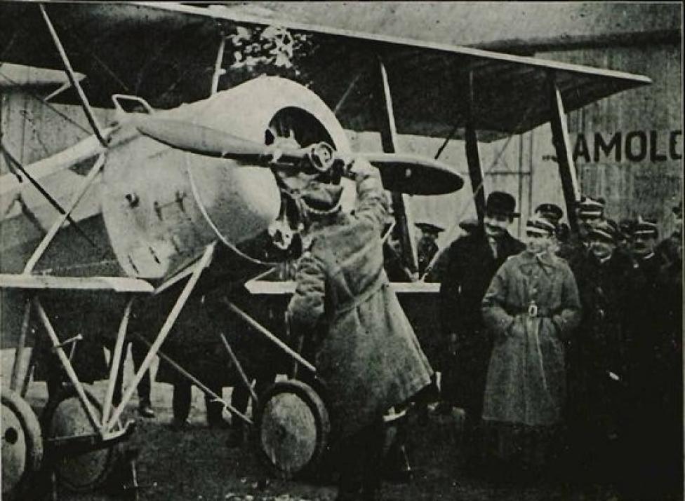 Uroczystość chrztu lotniczego w WWS "Samolot" (Źródło: Lotnik nr 4-5/1925 za samolotypolskie.pl)