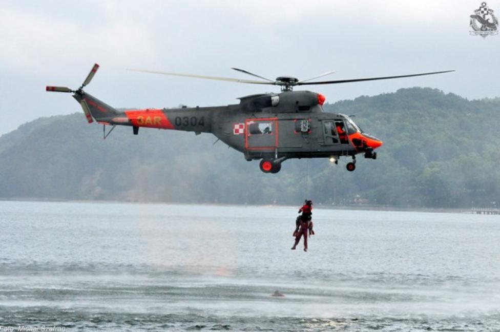 W-3WARM Anakonda - opuszczenie ratowników (fot. Michał Szafran)