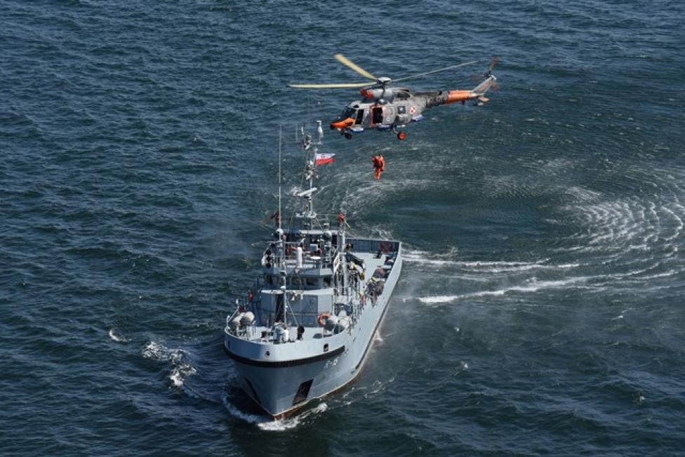 W-3WARM Anakonda w locie nad morzem - ewakuacja z okrętu (fot. Sebastian Smuga/BLMW)