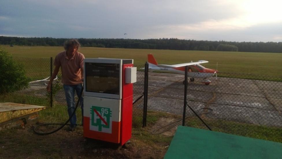 Lotniskowa stacja benzyny PB95 w Aeroklubie Rybnickiego Okręgu Węglowego