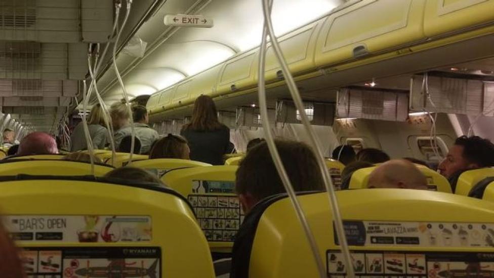 W kabinie pasażerskiej automatycznie wypadły awaryjne maski tlenowe (fot. news.sky.com)