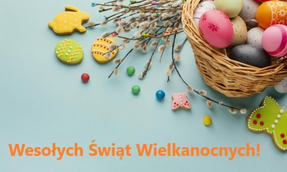 Wesołych Świąt Wielkanocnych - koszyk z pisankami, bazie, pierniki (fot. pl.freepik.com)