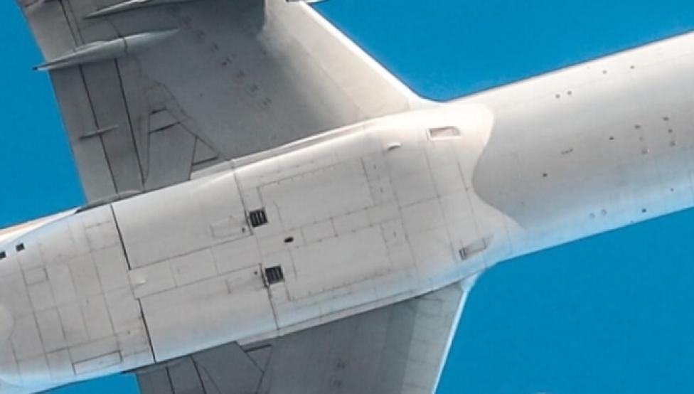Widok z dołu na część samolotu pasażerskiego (fot. aerotime.aero)