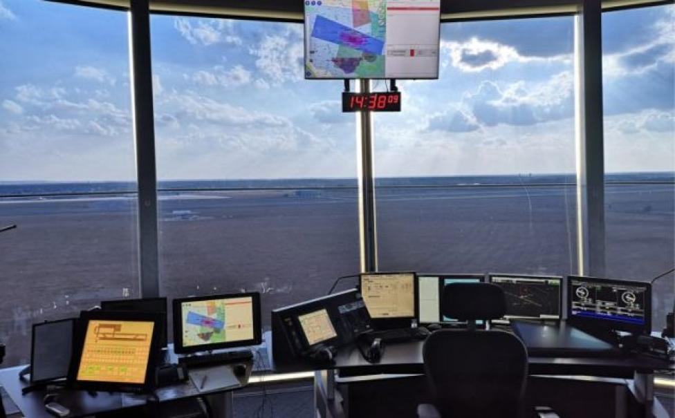 Widok z wieży kontroli lotów na lotnisko (fot. PAŻP)