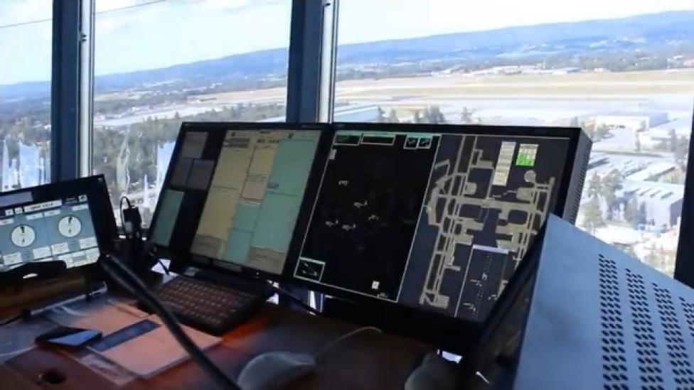 Widok z wieży kontroli lotów na lotnisku w Oslo (fot. kadr z filmu na youtube.com)