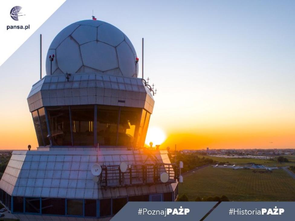 Wieża kontroli lotniska Chopina o zachodzie słońca (fot. PAŻP)