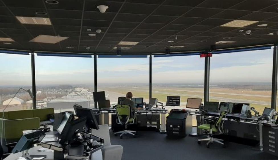 Wieża kontroli lotniska w Katowicach - wnętrze - kontroler na stanowisku (fot. PAŻP)