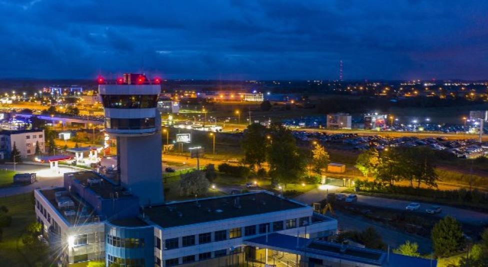 Wieża kontroli lotniska w nocy - Gdańsk (fot. airport.gdansk.pl)